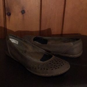 Cute Merrell brown leather flats!